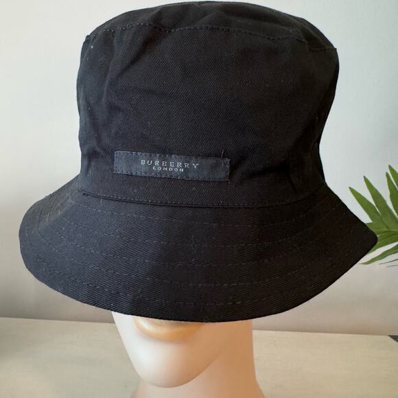 Auth reversible Burberry London bucket hat with storage pouch unisex. - Picture 7 of 7
